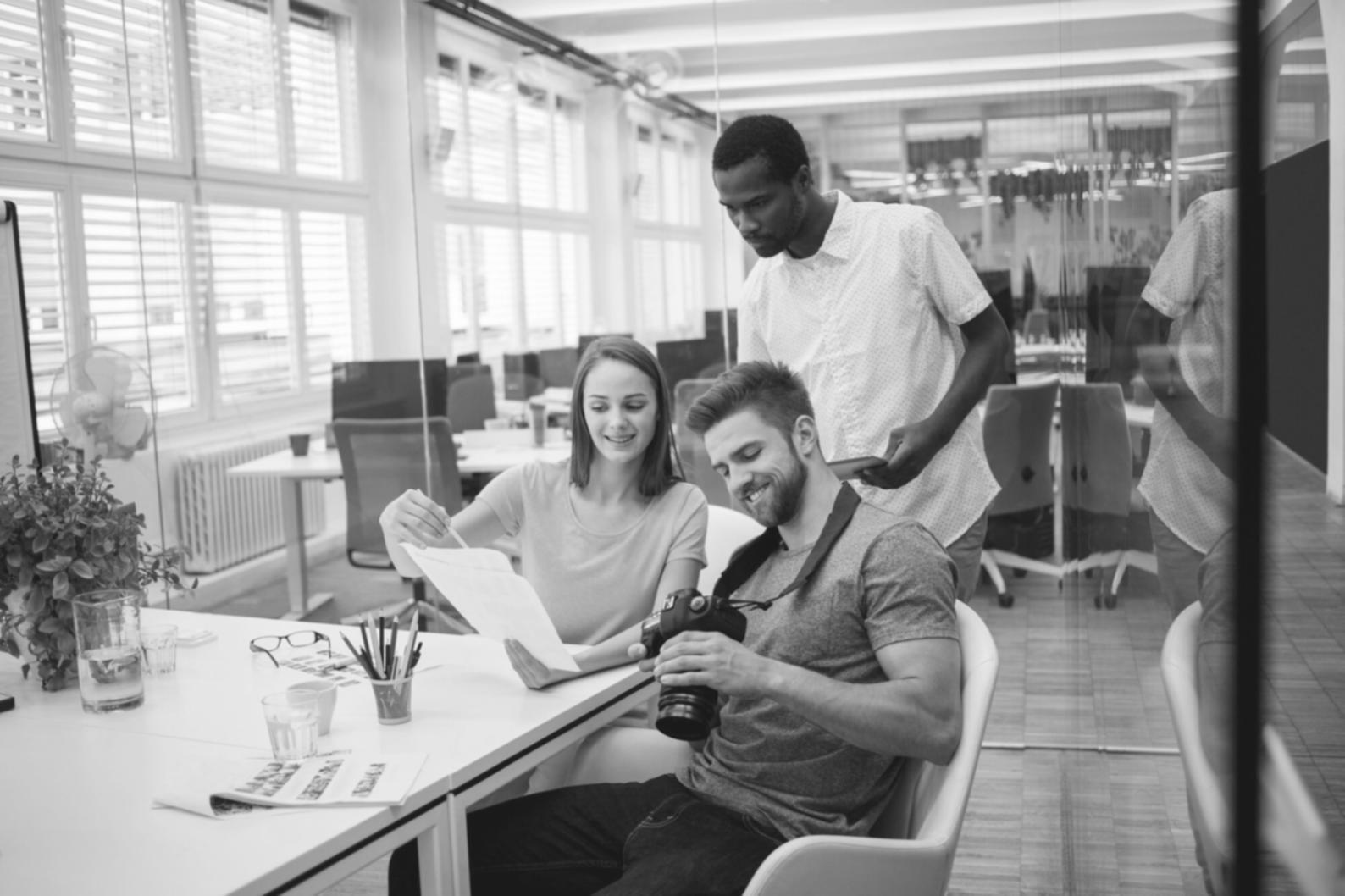 Équipe de gestion des ressources humaines travaillant ensemble